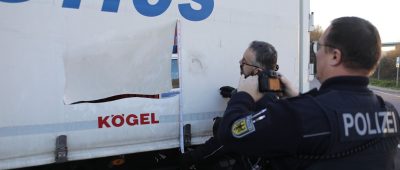 Der Fahrer entdeckte die beiden Flüchtlinge auf der Ladefläche, nachdem er Geräusche bemerkt hatte. Foto: BeckerBredel