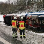 Wegen der winterlichen Straßenverhältnisse kippte der Lkw auf der L62 um. Foto: Dirk Schäfer