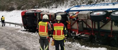 Wegen der winterlichen Straßenverhältnisse kippte der Lkw auf der L62 um. Foto: Dirk Schäfer