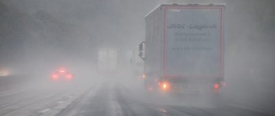 Auf der A6 bei St. Ingbert war ein Fußgänger bei strömendem regen mitten auf der Autobahn unterwegs. Symbolfoto: Frank Rumpenhorst/dpa-Bildfunk