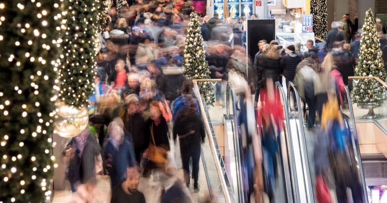 Am letzten Samstag vor Weihnachten (21. Dezember 2019) rechnen die Einzelhändler in Saarbrücken mit vielen Kunden. Symbolfoto: Daniel Bockwoldt/dpa-Bildfunk