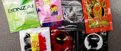 Sieht harmlos aus - ist es aber nicht. "Legal Highs" haben in NRW wahrscheinlich bereits zu drei Todesfällen geführt. Beispielfoto: Polizei Aachen