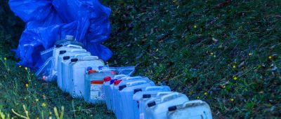 Unbekannte Täter haben über 20 Kanister Altöl illegal in einem Landschafts- und Wasserschutzgebiet in Blieskastel-Lautzkirchen entsorgt. Symbolfoto: Tom Wunderlich/dpa-Zentralbild