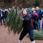 Margret Klein-Raber gewann bei den Damen die 14. Weltmeisterschaft im Weihnachtsbaumwerfen. Foto: Uwe Anspach/dpa-Bildfunk