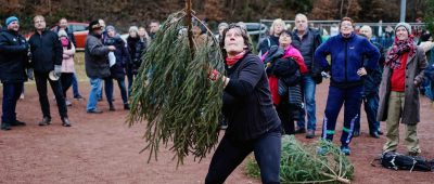 Margret Klein-Raber gewann bei den Damen die 14. Weltmeisterschaft im Weihnachtsbaumwerfen. Foto: Uwe Anspach/dpa-Bildfunk