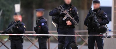 Wie auch bei dem Vorfall nahe Paris (hier als Symbolfoto zu sehen), war der Angreifer in Metz mit einem Messer bewaffnet. Foto: dpa-Bildfunk/Michel Euler