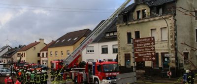 Das Feuer in Losheim-Wahlen brach in einem Wohnhaus aus. Foto: Brandon-Lee Posse/SOL.DE