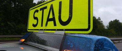 Der Unfall führt zu einer Sperrung der A6 und zu größeren Verkehrsbeeinträchtigungen und Stau. Symbolfoto: BeckerBredel