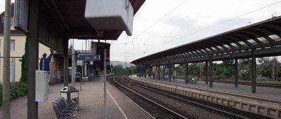 Der Raub ereignete sich am Bahnsteig 1 am Saarlouiser Bahnhof. Symbolfoto: Walter Becker/WikiCommons