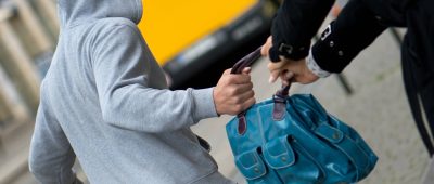 Der Täter entriss der Frau die Handtasche und lief weg. Symbolfoto: dpa-Bildfunk