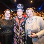 Ehrenpreisträger Rosa von Praunheim (Mitte) mit Festivalleiterin und Geschäftsführerin Svenja Böttger (links) und Ministerin Anke Rehlinger (rechts). Foto: BeckerBredel