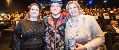 Ehrenpreisträger Rosa von Praunheim (Mitte) mit Festivalleiterin und Geschäftsführerin Svenja Böttger (links) und Ministerin Anke Rehlinger (rechts). Foto: BeckerBredel