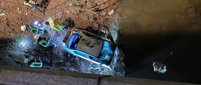 Das Auto landete nach dem Unfall im Köllerbach. Foto: BeckerBredel