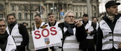 Bürgermeisterinnen und Bürgermeister aus dem Saarland haben vor dem Berliner Reichstag für eine bessere Zukunft der saarländischen Kommunen demonstriert. Foto: Carsten Koall/dpa-Bildfunk