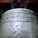 Wie auch auf der "Hitler-Glocke" von Herxheim (hier im Bild), sind auf der Glocke aus Hanweiler Hakenkreuze abgebildet. Foto: Uwe Anspach/dpa-Bildfunk.