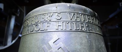 Wie auch auf der "Hitler-Glocke" von Herxheim (hier im Bild), sind auf der Glocke aus Hanweiler Hakenkreuze abgebildet. Foto: Uwe Anspach/dpa-Bildfunk.