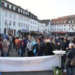 Rund 200 Demonstranten beteiligen sich an der Mahnwache von "Fridays gegen Altersarmut" auf dem St.Johanner Markt in Saarbrücken. Foto: BeckerBredel