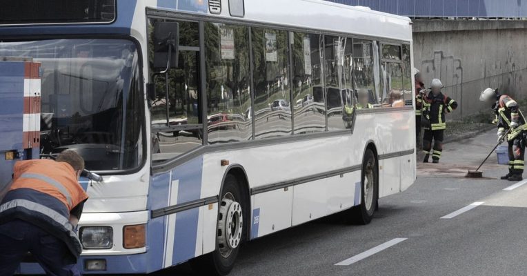 Der Bus führt infolge der Kollision in der Saarbrücker Eisenbahnstraße eine Gefahrenbremsung durch. Symbolfoto: BeckerBredel