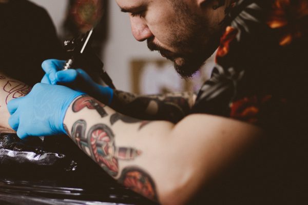 Die Tattoo-Branche ist nach Meinung vieler Tätowierer in Gefahr. Symbolfoto: Unplash