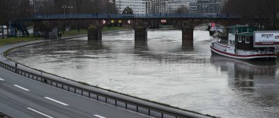 Wegen Hochwassergefahr ist die Saarbrücker Stadtautobahn aktuell von einer Sperrung bedroht. Die Polizei hat entsprechende Vorbereitungen gestartet. Archivfoto: BeckerBredel