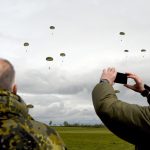 Die Übung im Raum Bübingen führt das Fallschirmjägerregiment 26 durch. Symbolfoto: dpa-Bildfunk/Carsten Rehder