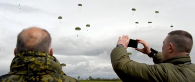 Die Übung im Raum Bübingen führt das Fallschirmjägerregiment 26 durch. Symbolfoto: dpa-Bildfunk/Carsten Rehder