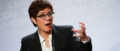 Annegret Kramp-Karrenbauer wünscht sich die Aufhebung des Zölibats und "viel mehr Frauen in der Kirche". Archivfoto: Christian Charisius/dpa-Bildfunk