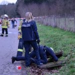 Die Einsatzkräfte von Polizei und Feuerwehr versuchten zunächst den Hund aus dem Rohr zu locken. Foto: Brandon Lee Posse