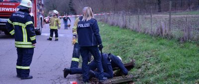 Die Einsatzkräfte von Polizei und Feuerwehr versuchten zunächst den Hund aus dem Rohr zu locken. Foto: Brandon Lee Posse