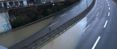 Das Wasser ist deutlich auf die Fahrbahn der Stadtautobahn in Saarbrücken vorgedrungen. Foto: red