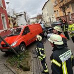 Bei dem Vorfall in Völklingen wurden mehrere Fahrzeuge sowie ein Baum beschädigt. Foto: BeckerBredel