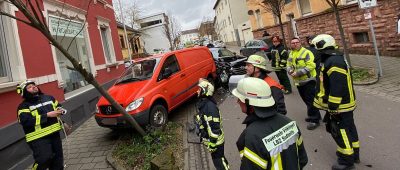 Bei dem Vorfall in Völklingen wurden mehrere Fahrzeuge sowie ein Baum beschädigt. Foto: BeckerBredel