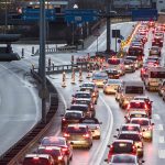 Hohes Verkehrsaufkommen in der Saarbrücker Innenstadt ist die Folge der Sperrung der Stadtautobahn (hier links im Bild). Foto: Oliver Dietze/dpa-Bildfunk