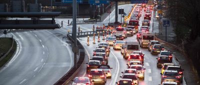 Hohes Verkehrsaufkommen in der Saarbrücker Innenstadt ist die Folge der Sperrung der Stadtautobahn (hier links im Bild). Foto: Oliver Dietze/dpa-Bildfunk