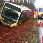 Der Fahrer lenkte den Schulbus auf der B 407 aufgrund eines medizinischen Problems in den Straßengraben. Foto: Florian Blaes/News-Trier