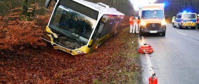 Der Fahrer lenkte den Schulbus auf der B 407 aufgrund eines medizinischen Problems in den Straßengraben. Foto: Florian Blaes/News-Trier