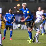 Der 1. FC Saarbrücken liefert sich einen packenden Kampf mit dem Karlsruher SC im DFB-Pokal-Achtelfinale. Foto: Oliver Dietze