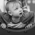 Der kleine Junge steckte mit dem Kopf voran in einer Waschmaschine fest. Symbolfoto: unsplash