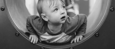 Der kleine Junge steckte mit dem Kopf voran in einer Waschmaschine fest. Symbolfoto: unsplash