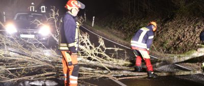 Durch das heftige Unwetter im Saarland kam es allein in der vergangenen Nacht von Sonntag auf Montag (10.02.2020) zu mehreren Hundert Einsätzen von Feuerwehr, Polizei und THW.