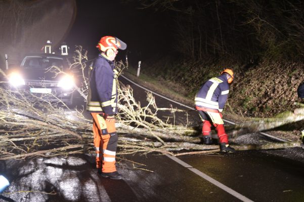 Durch das heftige Unwetter im Saarland kam es allein in der vergangenen Nacht von Sonntag auf Montag (10.02.2020) zu mehreren Hundert Einsätzen von Feuerwehr, Polizei und THW.