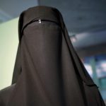 Die CDU-Landtagsfraktion im Saar-Landtag möchte Burkas an Schulen verbieten. Foto: Henning Kaiser/dpa-Bildfunk