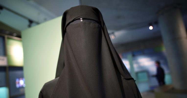 Die CDU-Landtagsfraktion im Saar-Landtag möchte Burkas an Schulen verbieten. Foto: Henning Kaiser/dpa-Bildfunk