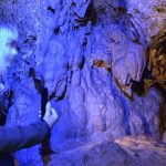 Hier zu sehen: eine Besucherin in der Tropfsteinhöhle in Niedertaldorf. Archivfoto: BeckerBredel