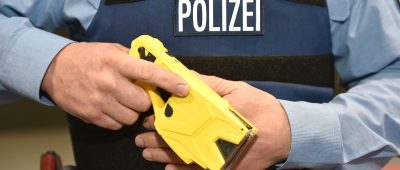 Gegen einen Hund musste die Polizei in Dillingen einen Taser einsetzen. Symbolfoto: BeckerBredel