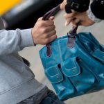 Ein Unbekannter raubte einer Frau in Neunkirchen die Handtasche. Symbolfoto: Arno Burgi/dpa-Bildfunk