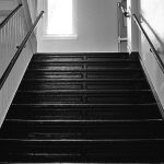 Der Angreifer soll seine Freundin eine Treppe heruntergestoßen haben. Symbolfoto: Pixabay