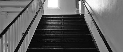 Der Angreifer soll seine Freundin eine Treppe heruntergestoßen haben. Symbolfoto: Pixabay