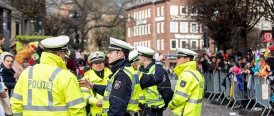 Die Polizei im Saarland will an Fastnacht größtmögliche Sicherheit für die "Faasebooze" bieten. Symbolfoto: Marcel Kusch/dpa