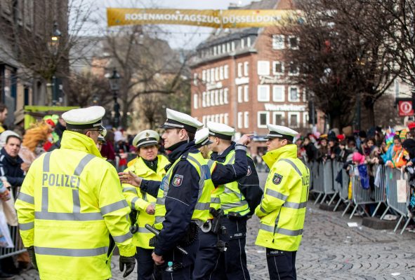 Die Polizei im Saarland will an Fastnacht größtmögliche Sicherheit für die "Faasebooze" bieten. Symbolfoto: Marcel Kusch/dpa
